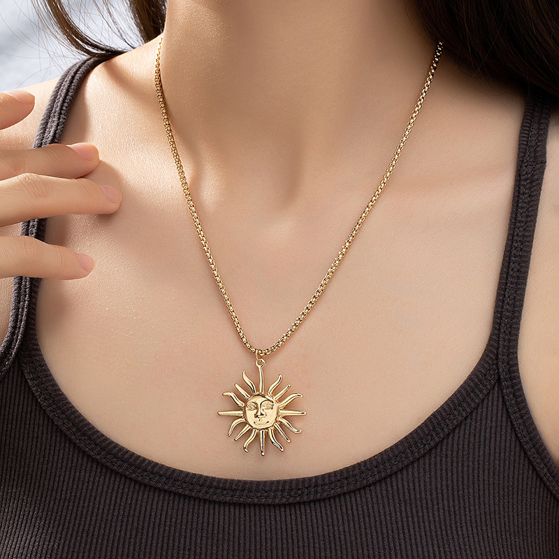 Elegant Sun 14k Gold Plated Alloy Ferroalloy Wholesale Pendant Necklace display picture 1