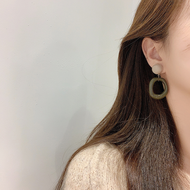 1 Pair Retro Streetwear Geometric Resin Drop Earrings display picture 6