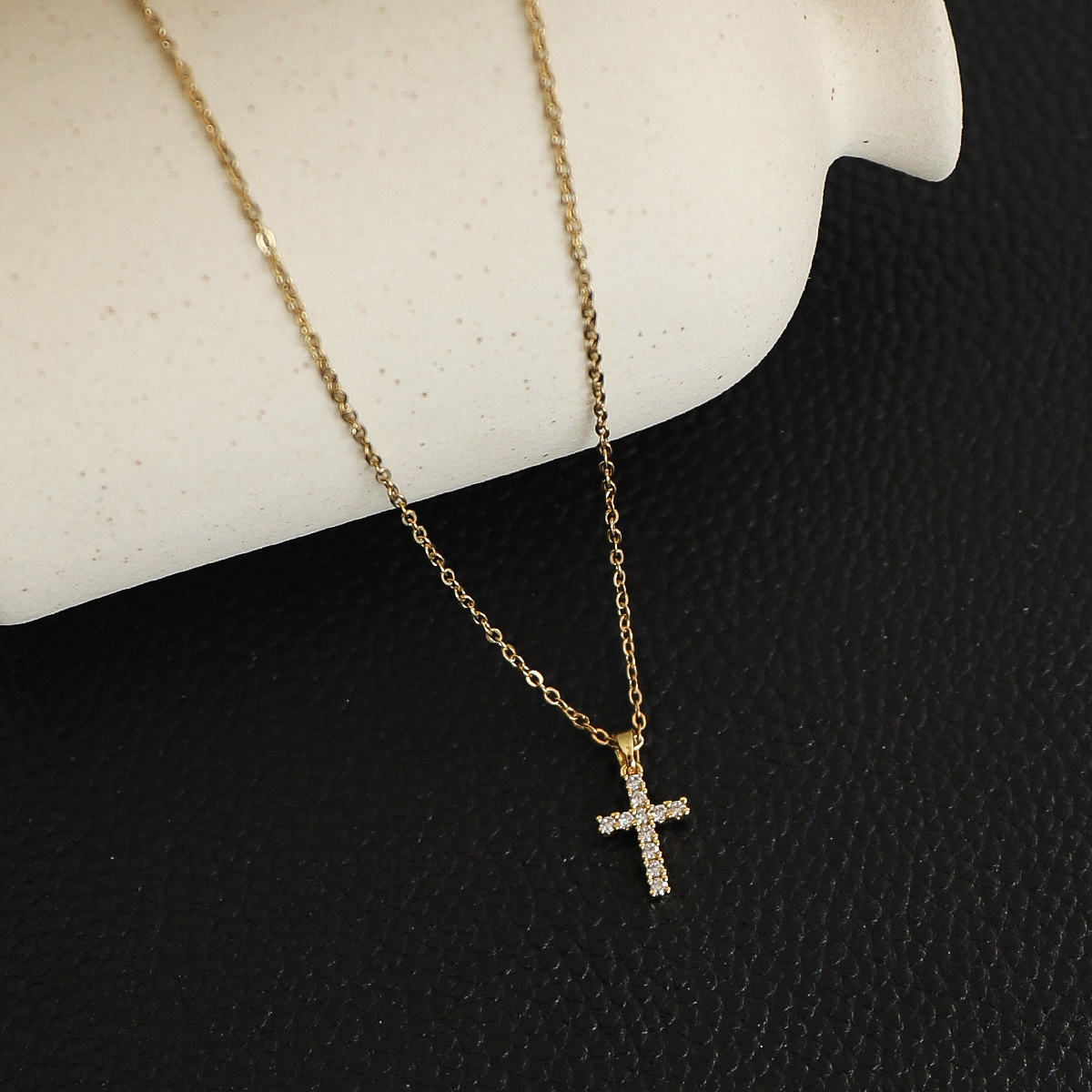 Glam Modern Style Shiny Cross Stainless Steel Copper Plating Inlay Zircon Gold Plated Pendant Necklace display picture 3