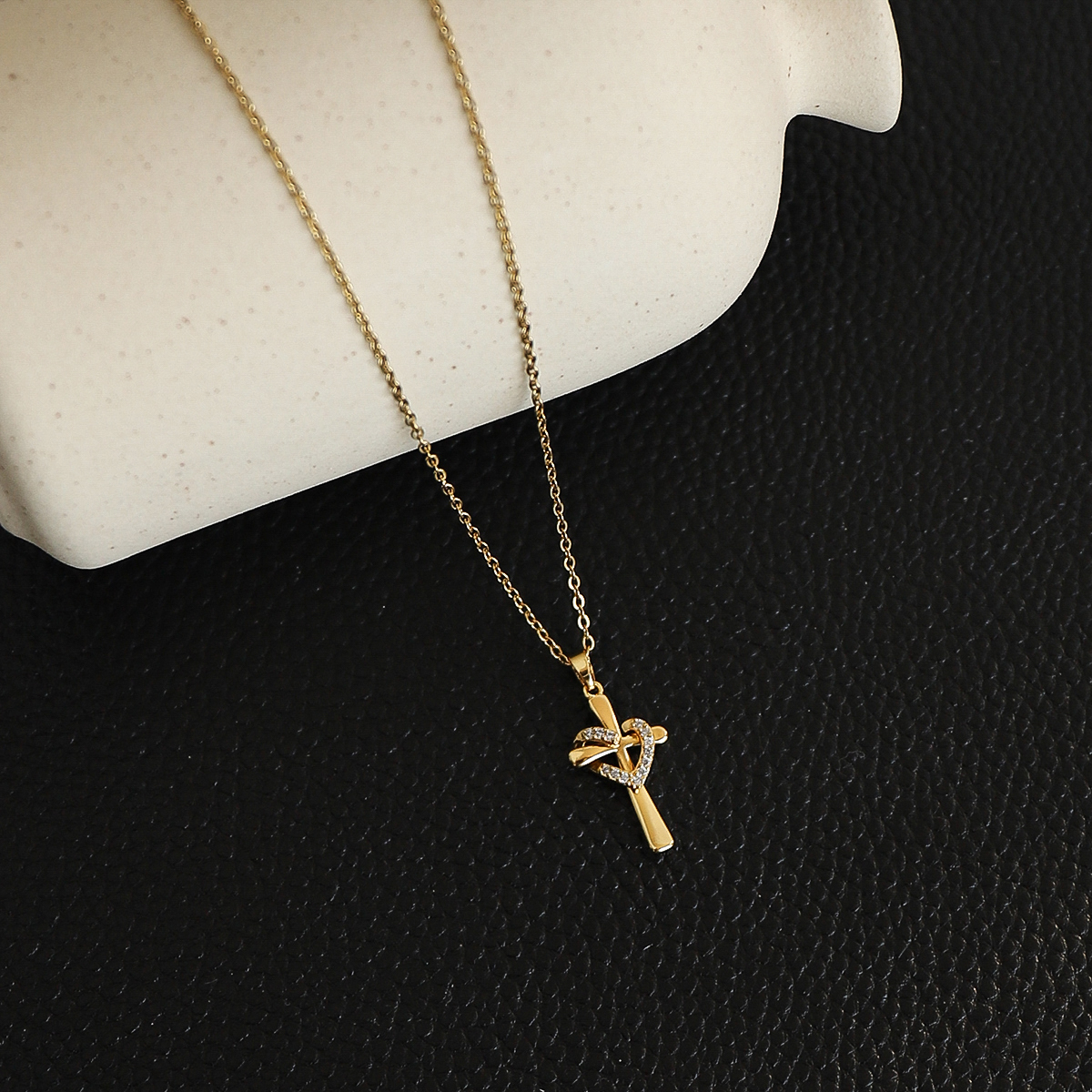 Glam Modern Style Shiny Cross Stainless Steel Copper Plating Inlay Zircon Gold Plated Pendant Necklace display picture 5