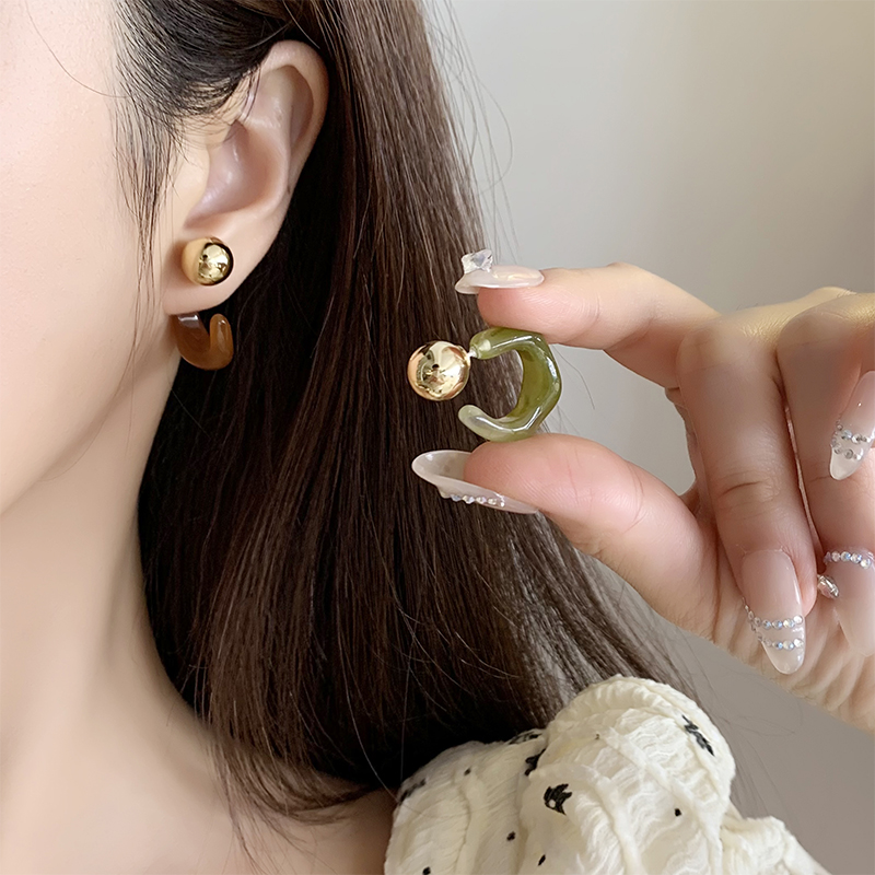 1 Pair Elegant Lady C Shape Alloy Resin Gold Plated Ear Studs display picture 1