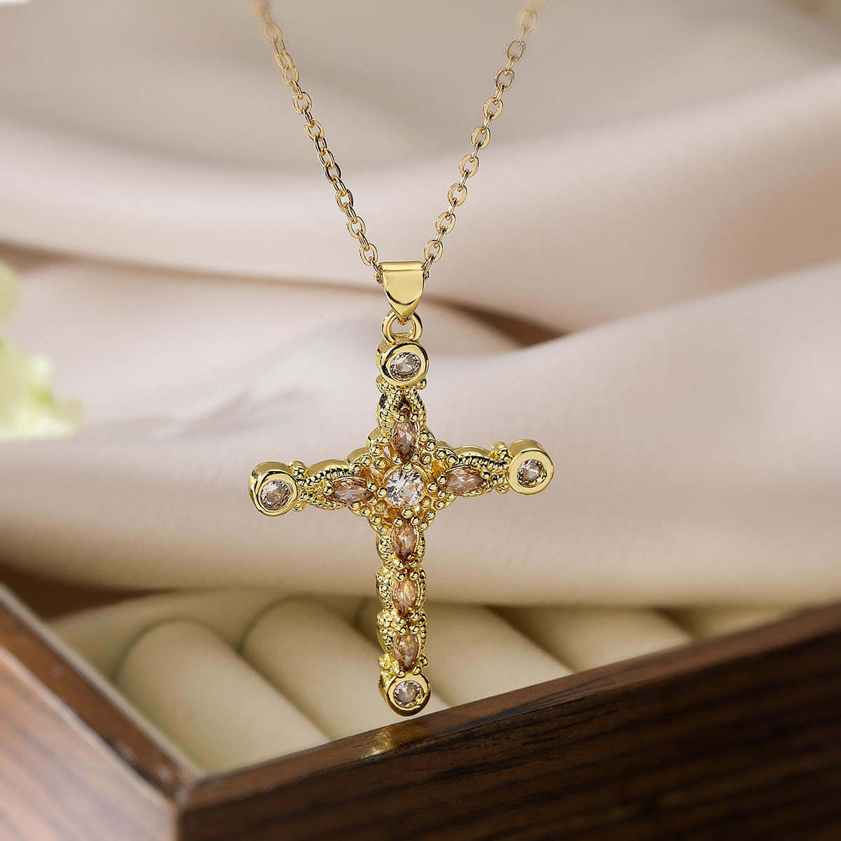 Simple Style Commute Cross Copper Plating Inlay Zircon 18k Gold Plated Pendant Necklace display picture 5