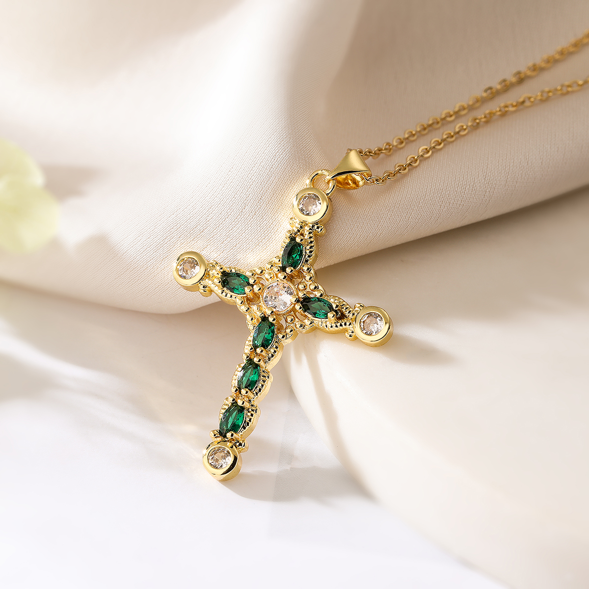 Simple Style Commute Cross Copper Plating Inlay Zircon 18k Gold Plated Pendant Necklace display picture 3