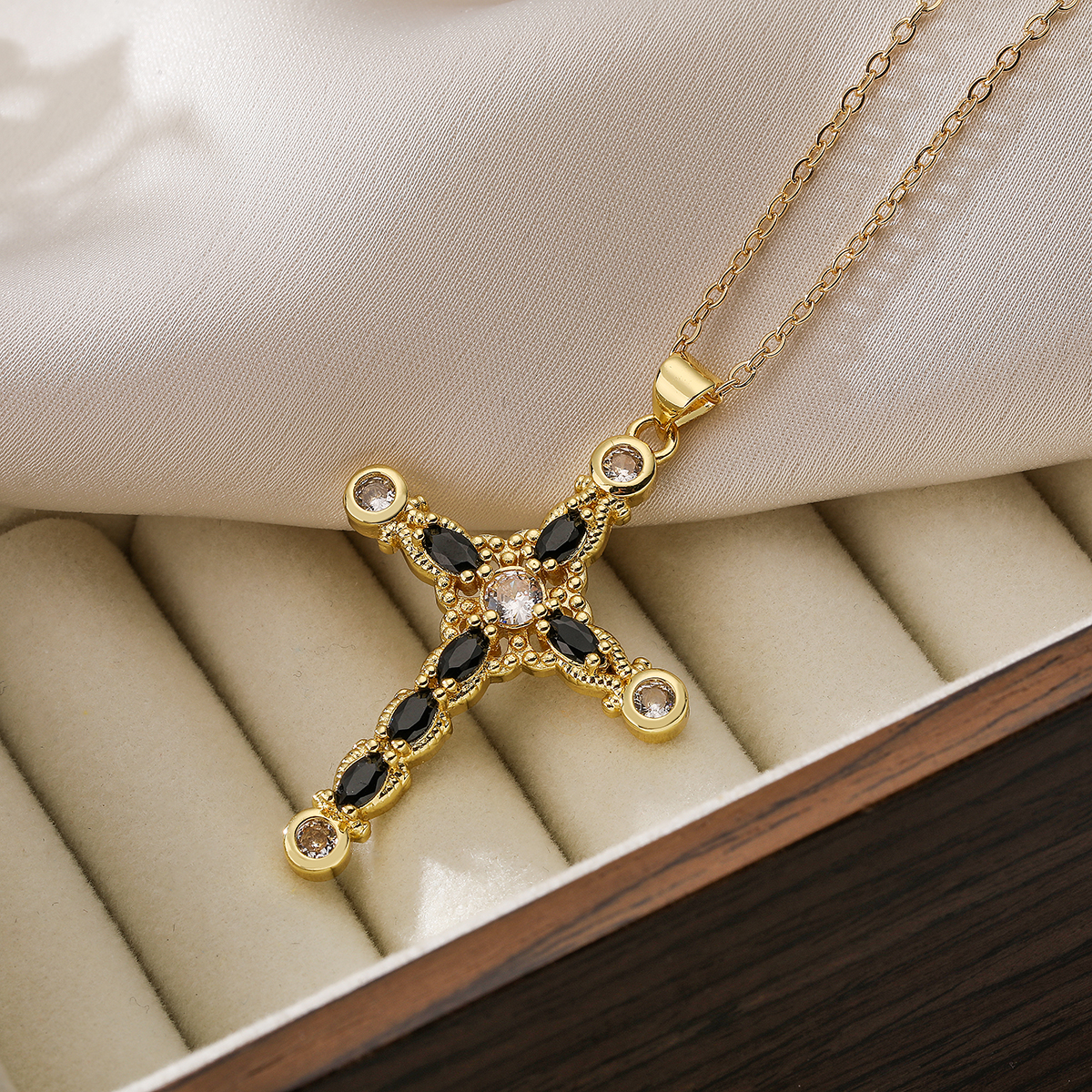 Simple Style Commute Cross Copper Plating Inlay Zircon 18k Gold Plated Pendant Necklace display picture 7
