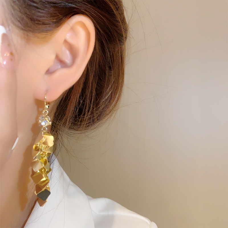 1 Pair Simple Style Commute Solid Color Tassel Alloy Drop Earrings display picture 1