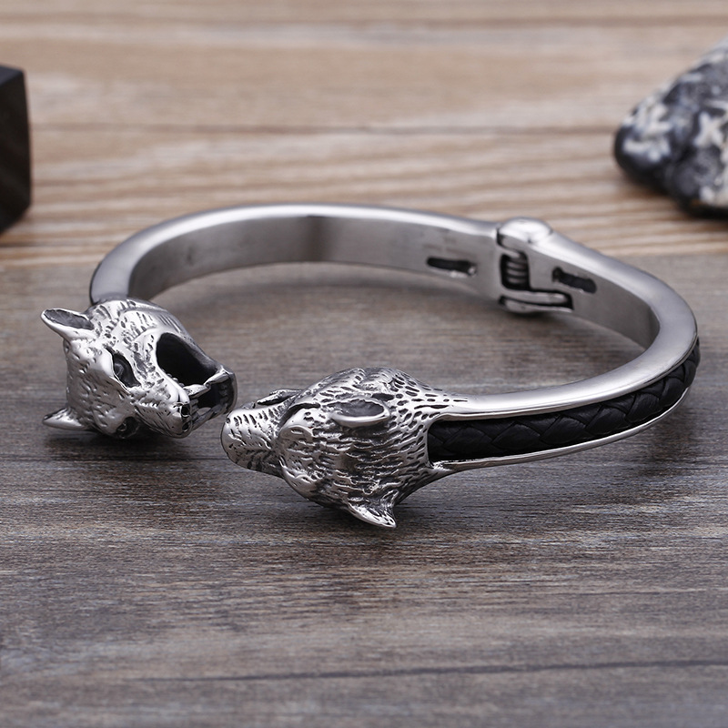 Vintage Style Wolf Titanium Steel Plating Men's Bangle display picture 2