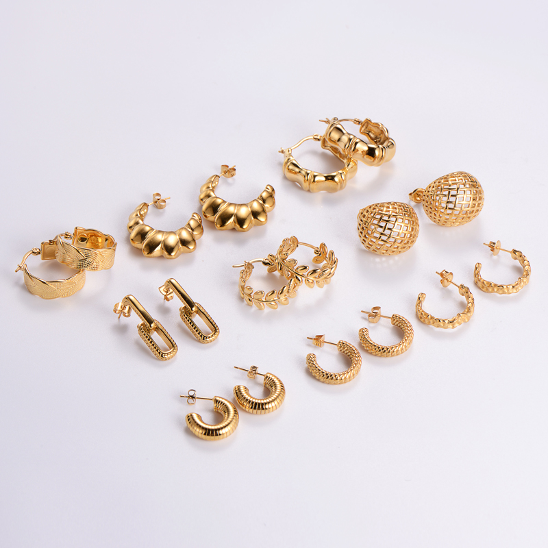 1 Pair Vintage Style C Shape Leaves Solid Color Plating 304 Stainless Steel 18K Gold Plated Ear Studs display picture 1