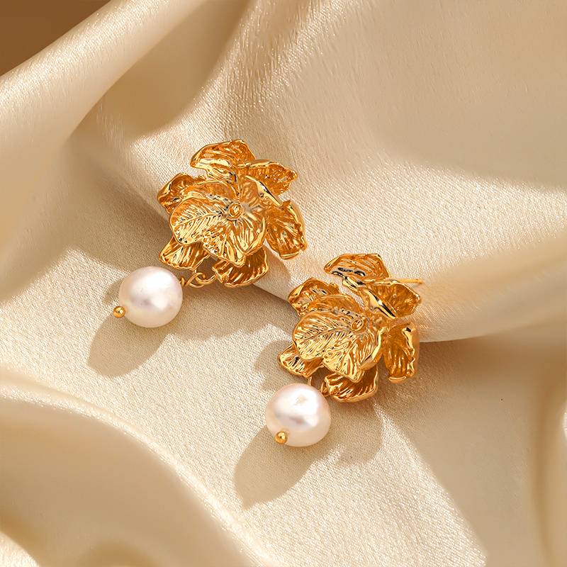 1 Pair Elegant Luxurious Lady Flower Plating Freshwater Pearl Copper 18k Gold Plated Drop Earrings display picture 5