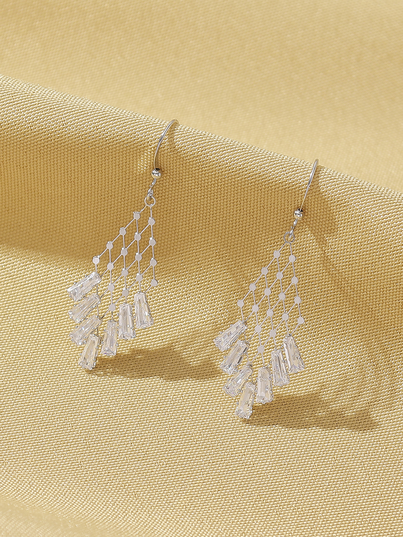 1 Pair Elegant Geometric Rhombus Plating Hollow Out Inlay Alloy Artificial Rhinestones Drop Earrings display picture 3