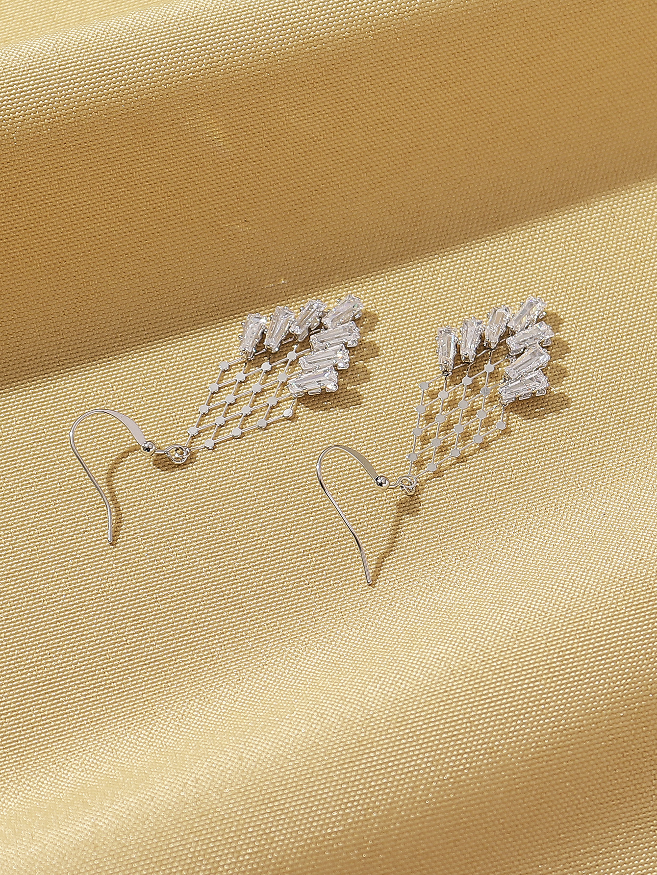 1 Pair Elegant Geometric Rhombus Plating Hollow Out Inlay Alloy Artificial Rhinestones Drop Earrings display picture 9