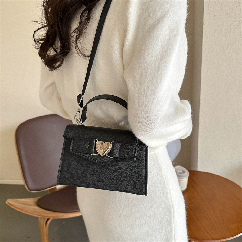 Women's Pu Leather Heart Shape Solid Color Streetwear Square Lock Clasp Handbag display picture 4