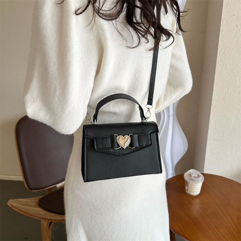 Women's Pu Leather Heart Shape Solid Color Streetwear Square Lock Clasp Handbag display picture 6
