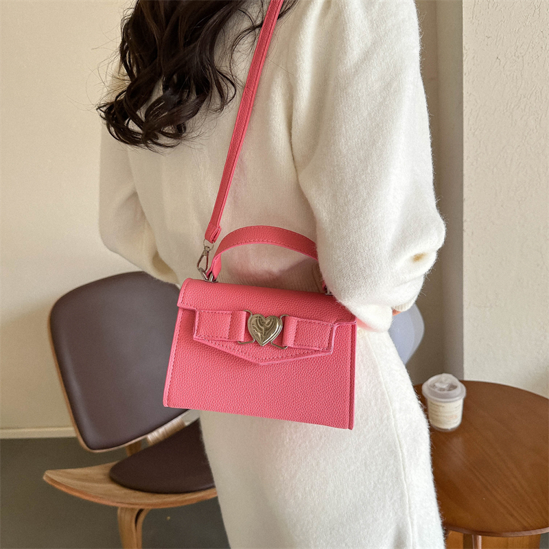 Women's Pu Leather Heart Shape Solid Color Streetwear Square Lock Clasp Handbag display picture 5