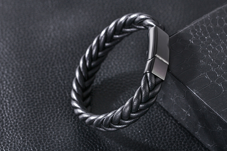 Hip-Hop Retro Solid Color Pu Leather Braid Men's Bangle display picture 4