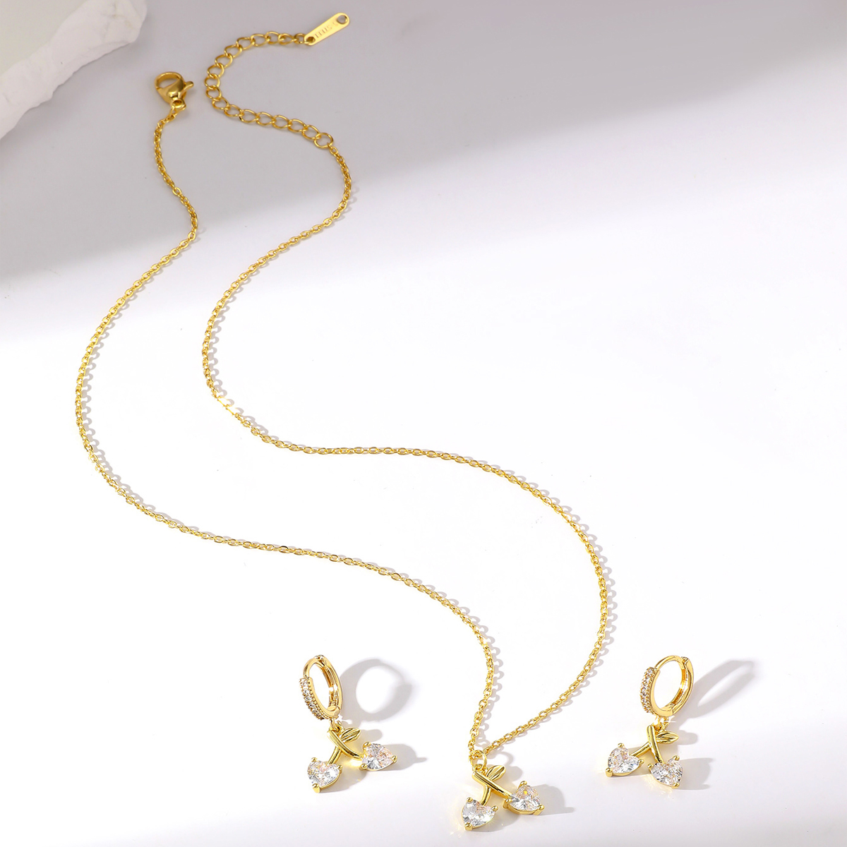 Elegant Strassenmode Frucht Kupfer Inlay Zirkon Vergoldet Ohrringe Halskette display picture 2