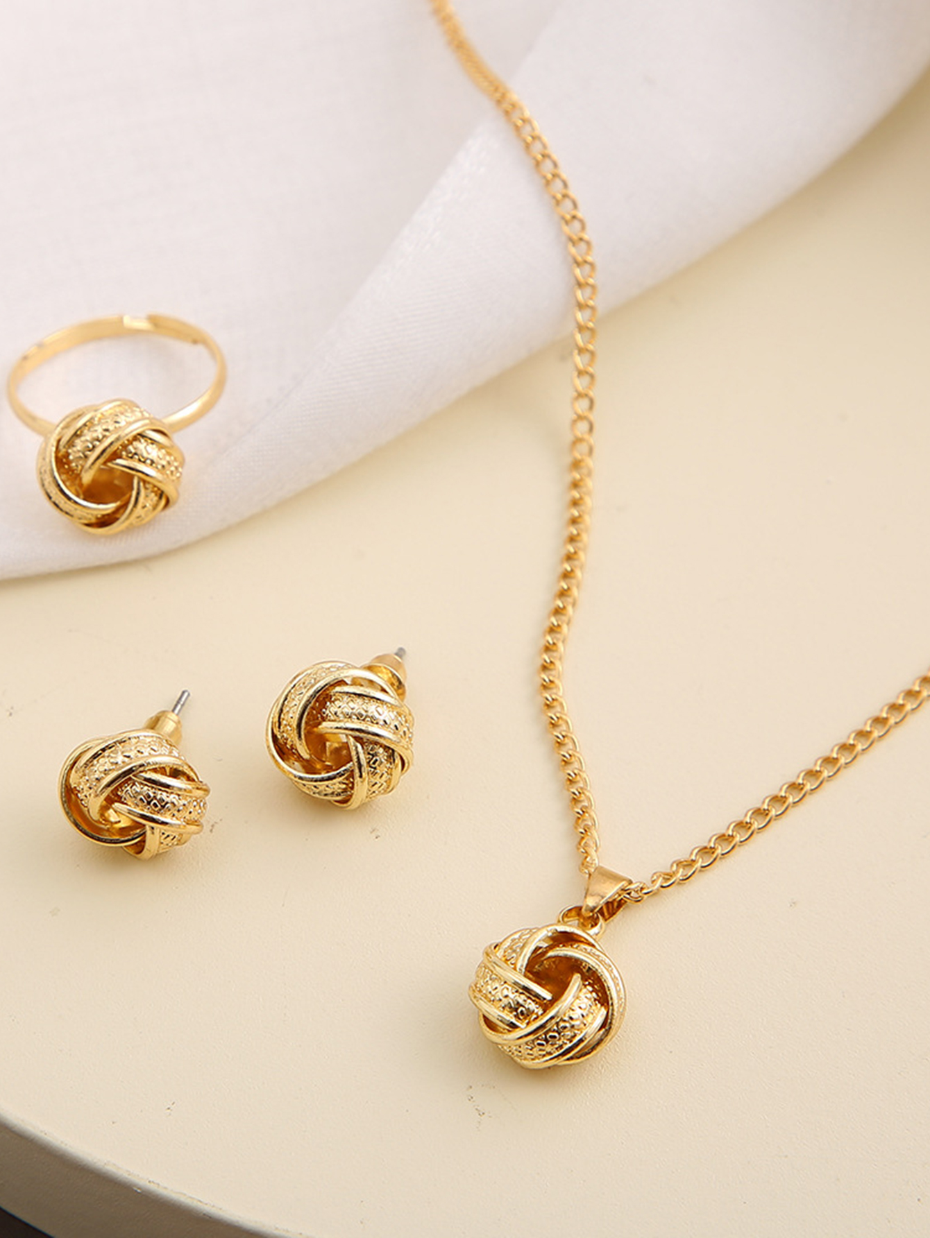 Elegant Strassenmode Einfarbig Weißgold Plattiert Vergoldet Kupfer Großhandel Ringe Ohrringe Halskette display picture 2