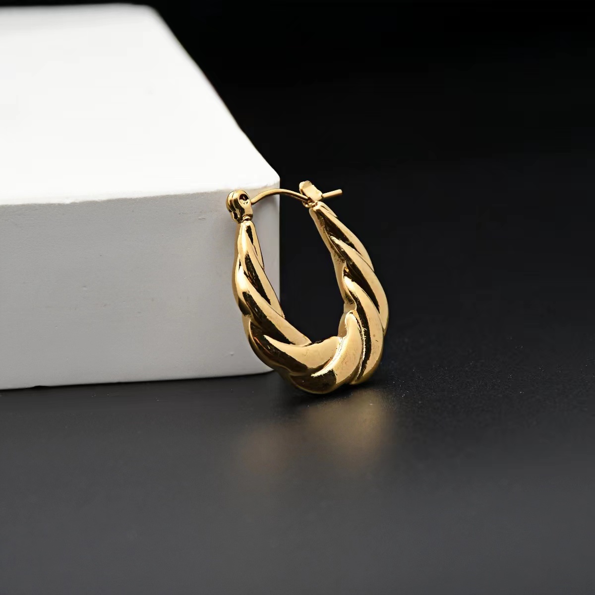 1 Pair Queen Simple Style Geometric Plating Stainless Steel 18k Gold Plated Hoop Earrings display picture 1