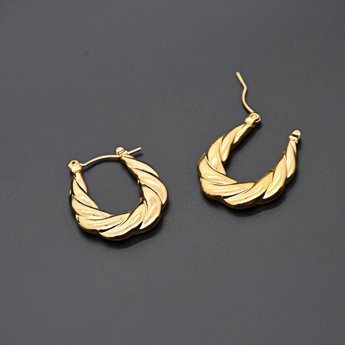 1 Pair Queen Simple Style Geometric Plating Stainless Steel 18k Gold Plated Hoop Earrings display picture 2