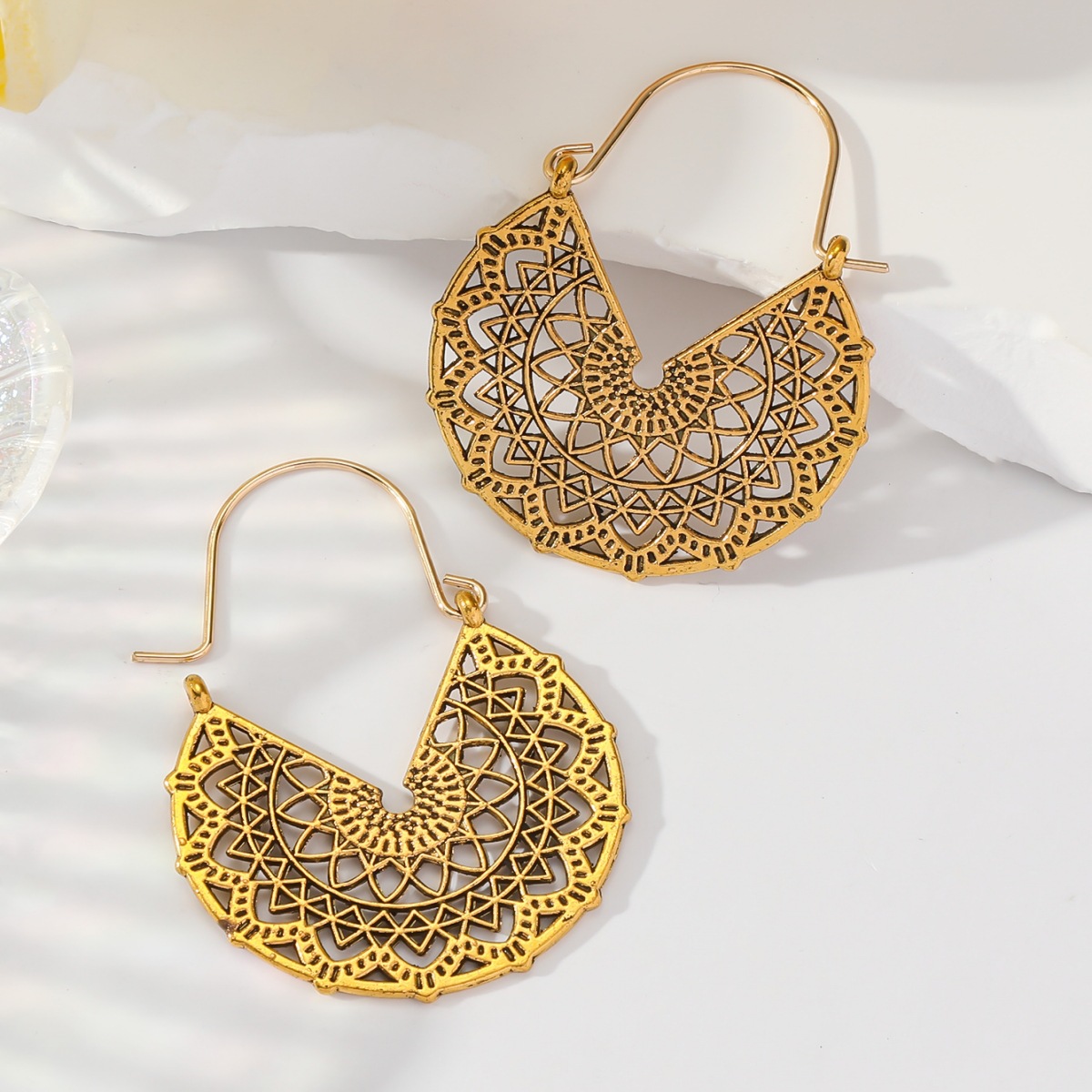 1 Pair Vintage Style U Shape Hollow Out Alloy Hoop Earrings display picture 8
