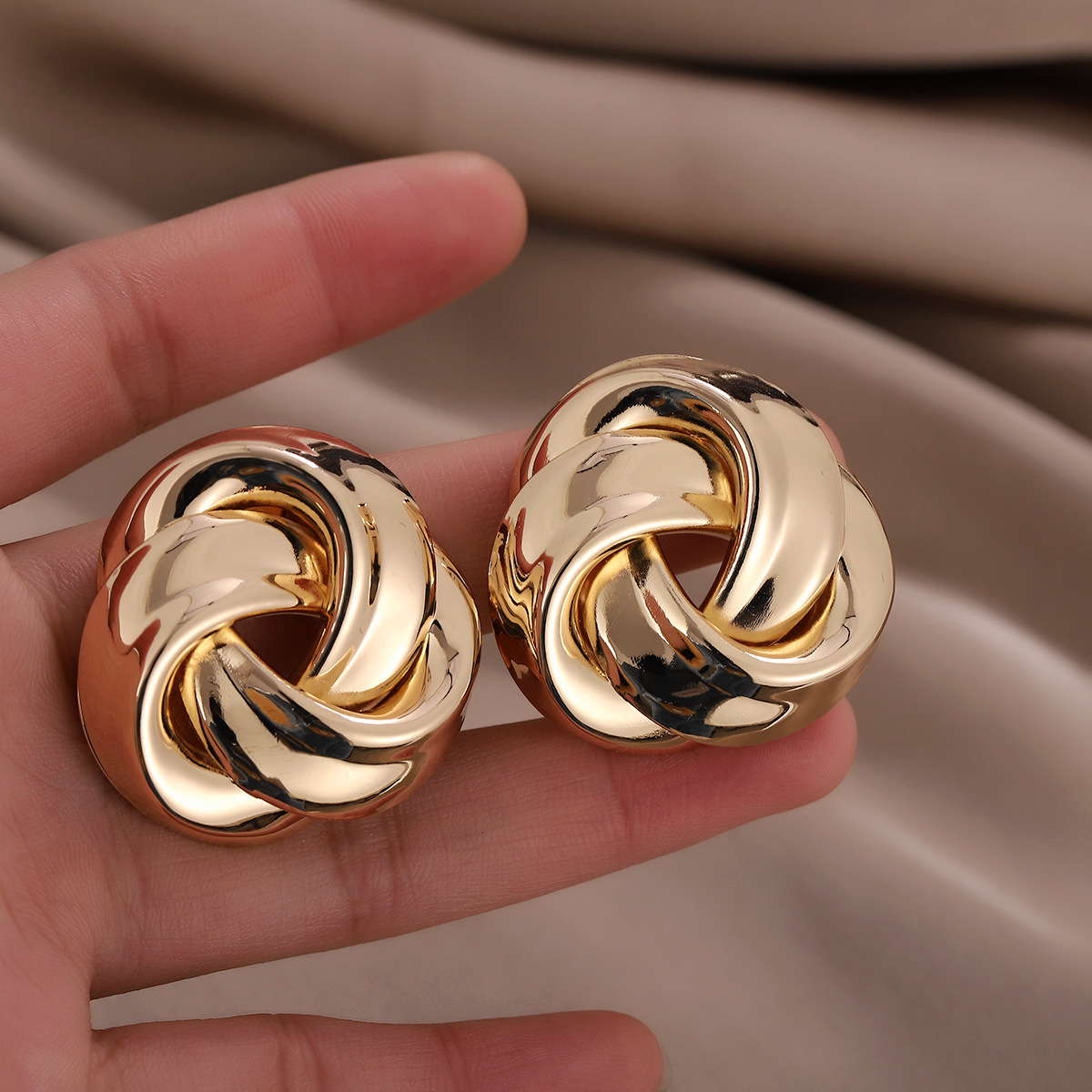 1 Pair Vintage Style Geometric Solid Color Plating Metal Ear Studs display picture 4