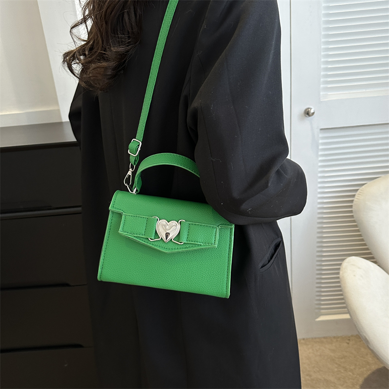 Women's Pu Leather Heart Shape Solid Color Streetwear Square Lock Clasp Handbag display picture 1