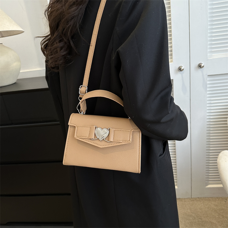 Women's Pu Leather Heart Shape Solid Color Streetwear Square Lock Clasp Handbag display picture 2