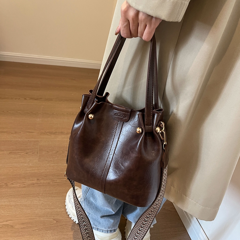 Women's Pu Leather Solid Color Vintage Style Classic Style Streetwear Sewing Thread Bucket String Shoulder Bag Bucket Bag display picture 13