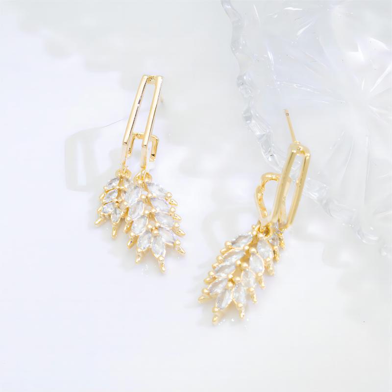 1 Paire Glamour Luxueux Grain Placage Incruster Alliage De Cuivre Zircon Plaqué Or 18k Boucles D'oreilles display picture 1