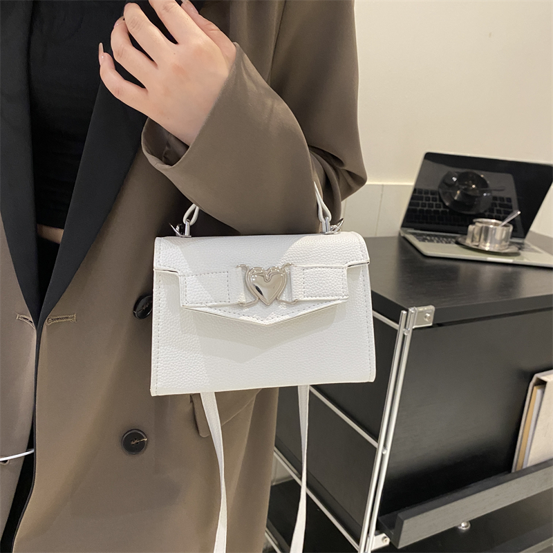 Women's Pu Leather Heart Shape Solid Color Streetwear Square Lock Clasp Handbag display picture 7