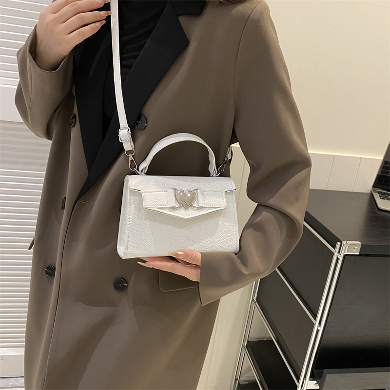 Women's Pu Leather Heart Shape Solid Color Streetwear Square Lock Clasp Handbag display picture 10