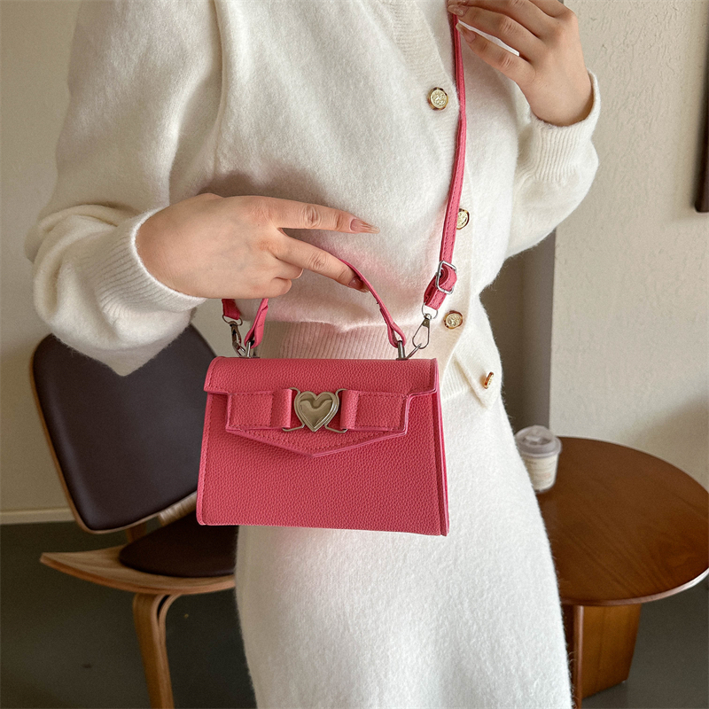 Women's Pu Leather Heart Shape Solid Color Streetwear Square Lock Clasp Handbag display picture 9
