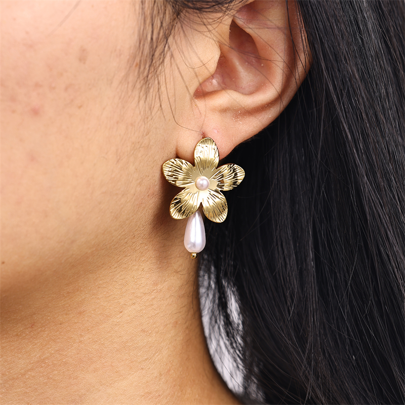 1 Pair Ig Style Sweet Flower Plating Stainless Steel Imitation Pearl 18k Gold Plated Drop Earrings display picture 5