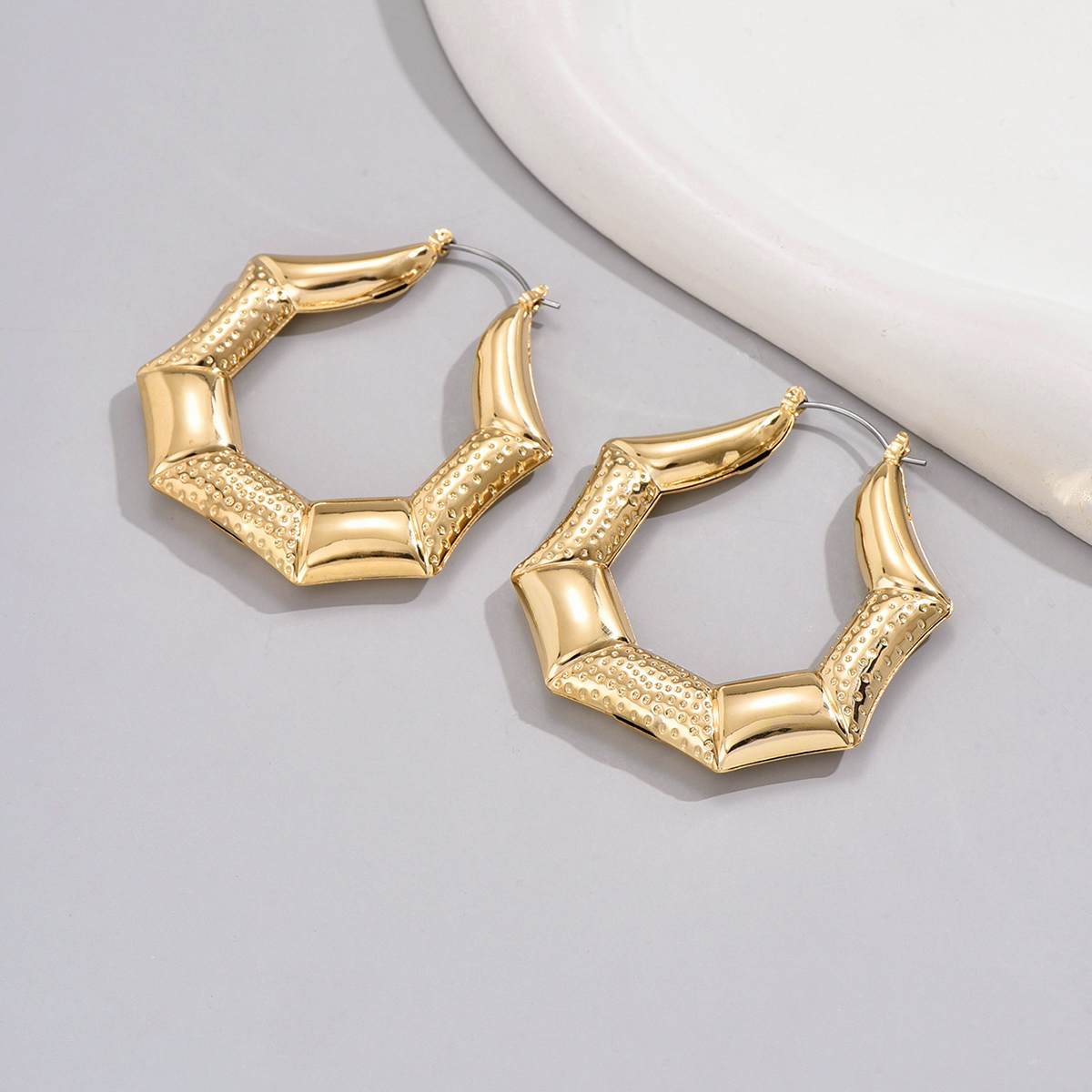 1 Pair Retro Simple Style Solid Color Ferroalloy Earrings display picture 4