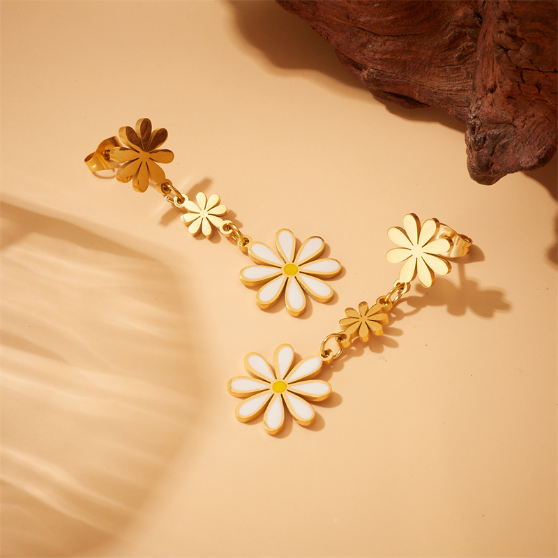 1 Pair Vintage Style Flower Plating 304 Stainless Steel No Inlaid 18K Gold Plated Drop Earrings display picture 3