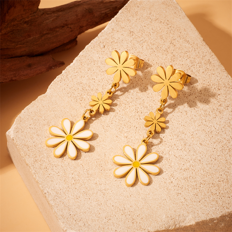 1 Pair Vintage Style Flower Plating 304 Stainless Steel No Inlaid 18K Gold Plated Drop Earrings display picture 4