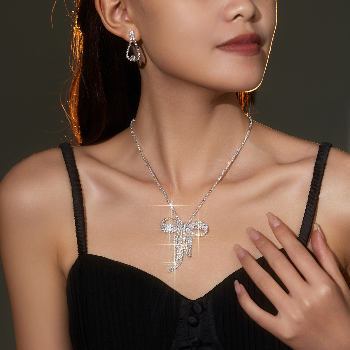 Boda Nupcial Brillante Geométrico Aleación Embutido Diamantes De Imitación Plateado Mujeres Aretes Collar display picture 4
