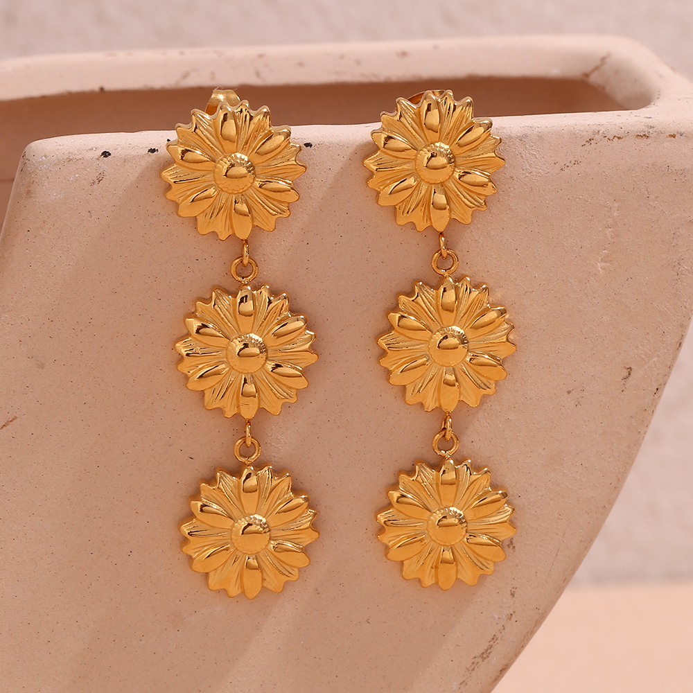 1 Pair Vintage Style Simple Style Classic Style Flower Plating Stainless Steel 18k Gold Plated Drop Earrings display picture 1