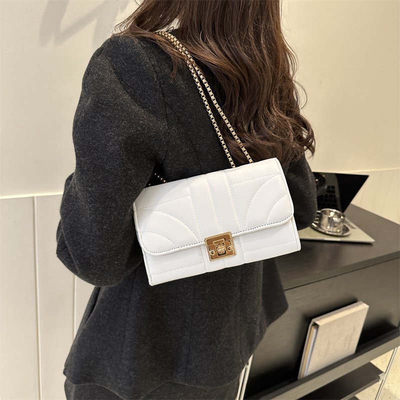 Women's Pu Leather Solid Color Classic Style Square Lock Clasp Shoulder Bag display picture 2