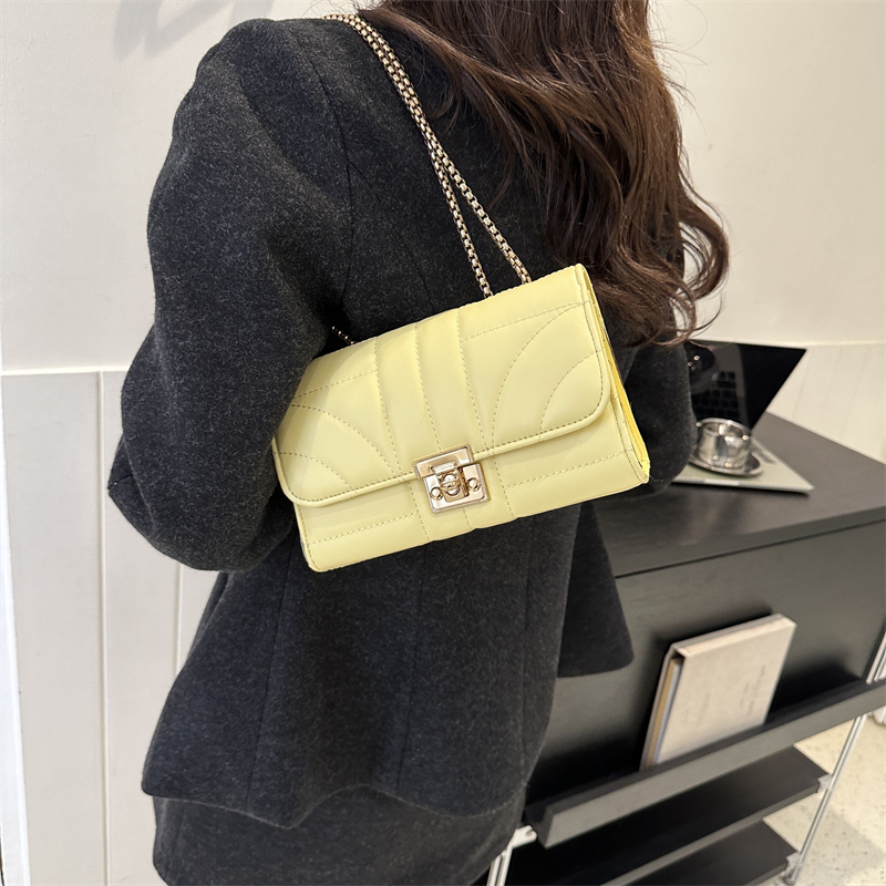 Women's Pu Leather Solid Color Classic Style Square Lock Clasp Shoulder Bag display picture 1