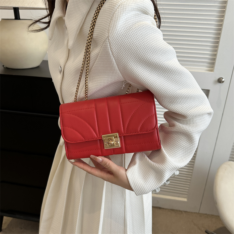 Women's Pu Leather Solid Color Classic Style Square Lock Clasp Shoulder Bag display picture 9
