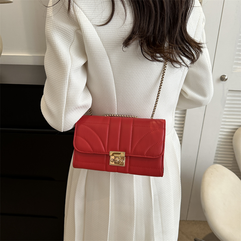 Women's Pu Leather Solid Color Classic Style Square Lock Clasp Shoulder Bag display picture 5