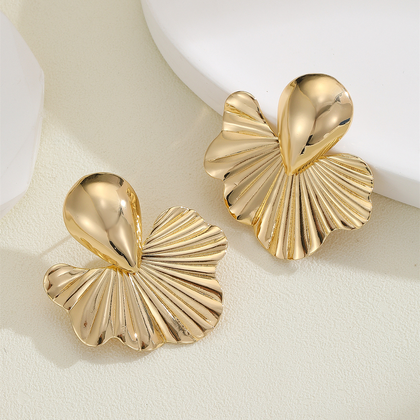 1 Pair Retro Exaggerated Geometric Plating Alloy Gold Plated Drop Earrings display picture 1