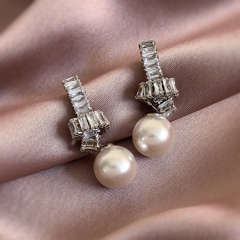 1 Pair Simple Style Commute Solid Color Plating Inlay Imitation Pearl Alloy Zircon White Gold Plated Drop Earrings display picture 3