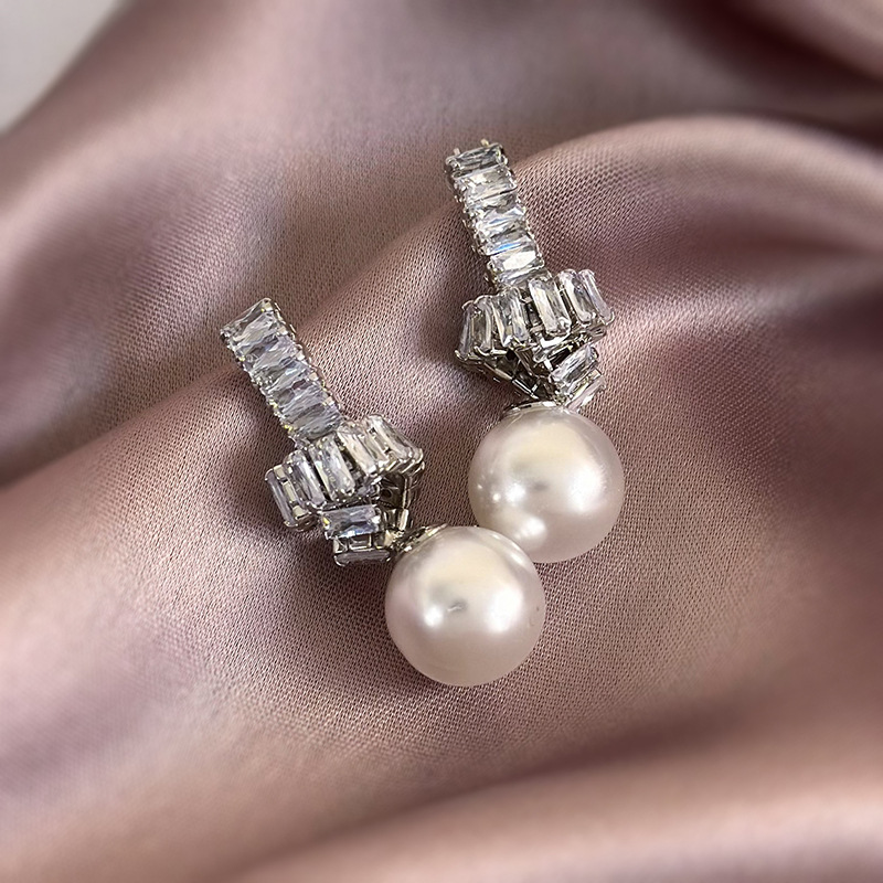 1 Pair Simple Style Commute Solid Color Plating Inlay Imitation Pearl Alloy Zircon White Gold Plated Drop Earrings display picture 6