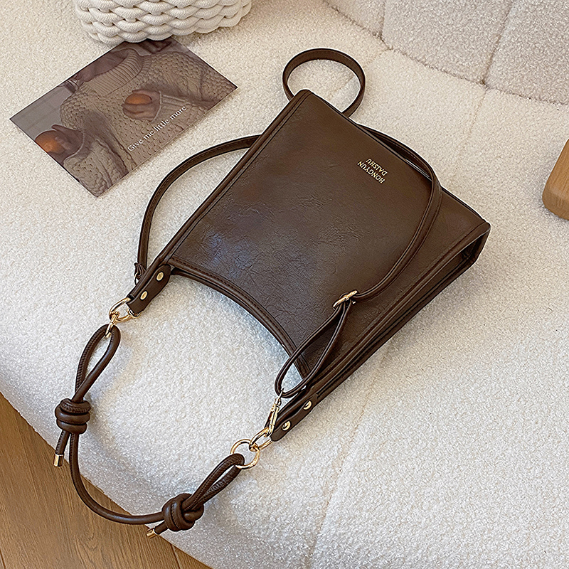 Women's Pu Leather Solid Color Basic Vintage Style Sewing Thread Square Zipper Shoulder Bag Square Bag display picture 6