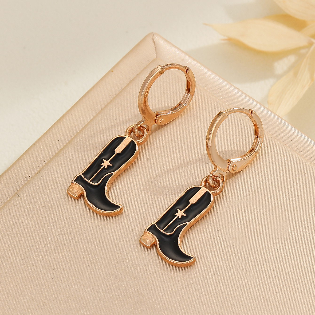 1 Pair Simple Style Commute Boots Enamel Plating Alloy Gold Plated Drop Earrings display picture 1