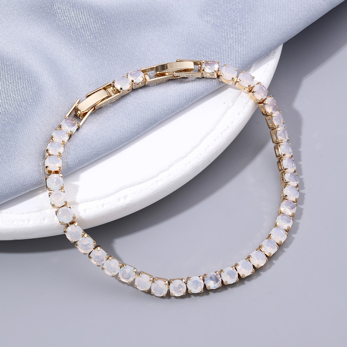 Copper 18K Gold Plated White Gold Plated Elegant Vacation Simple Style Geometric Polishing Inlay Zircon Bracelets display picture 2