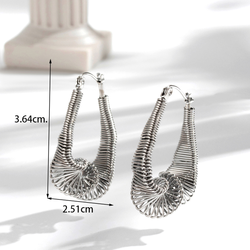 1 Paire Décontractée Style Simple Vêtement De Rue Forme C Cercle Tourner Placage Acier Inoxydable Plaqué Or 18k Boucles D'oreilles display picture 4