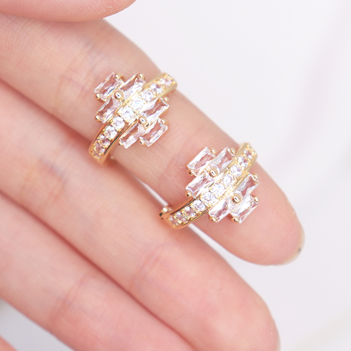1 Pair Simple Style Shiny Geometric Plating Inlay Alloy Rhinestones Zircon Gold Plated Earrings display picture 1