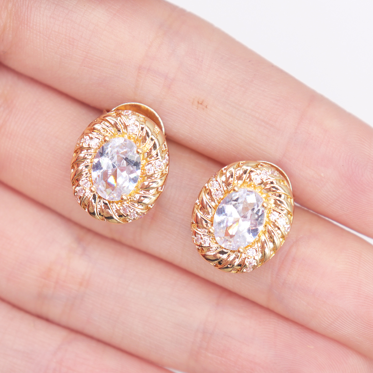 1 Pair Simple Style Shiny Geometric Plating Inlay Alloy Rhinestones Zircon Gold Plated Earrings display picture 2